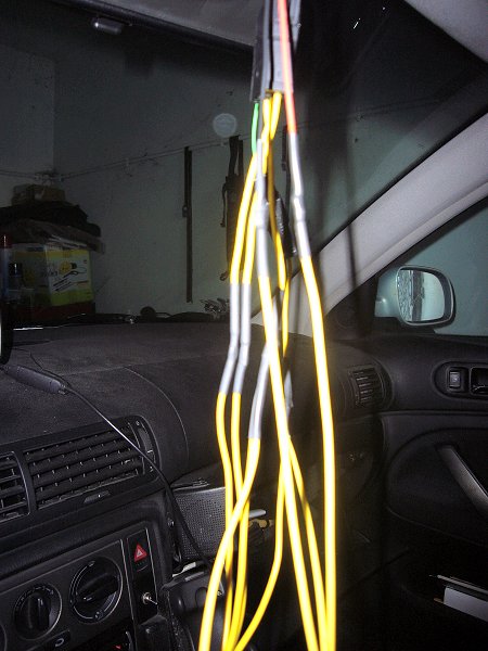 Hier habe ich gleich die Kabel f&uuml;r die Uhr abgezweigt