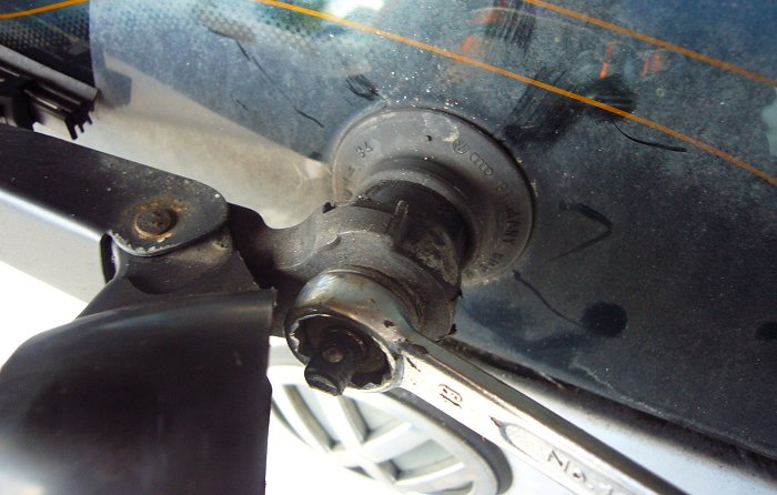 Mutter des Wischerarmes entfernen