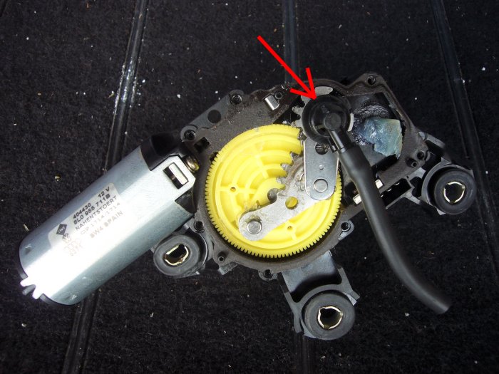 Den Schlauchanschluss durch gleichzeitiges Drehen und Ziehen nach hinten herausziehen