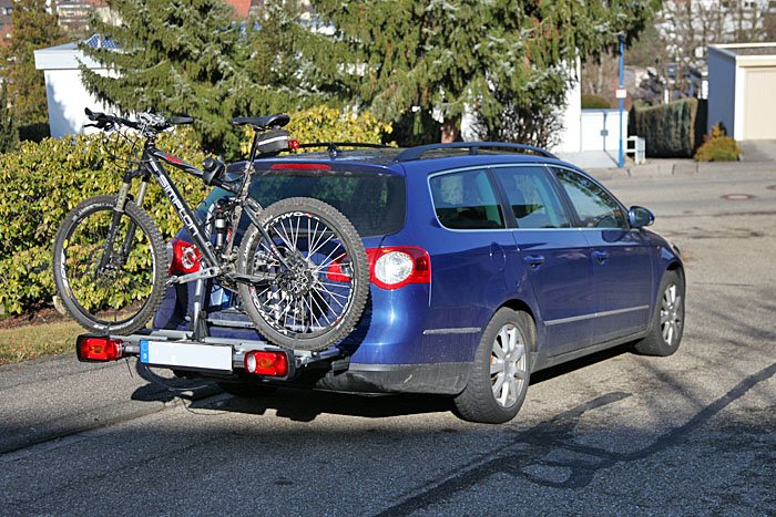 Tr&auml;ger mit einem Fahrrad beladen, zwei R&auml;der sind m&ouml;glich