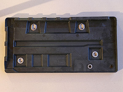 Batteriekonsole (links/hinten/4-Zylinder)