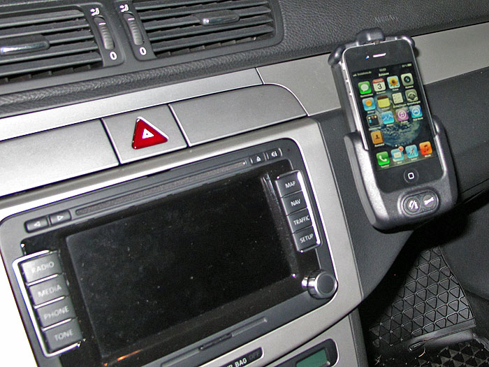 Ladeschale mit eingesetztem iPhone