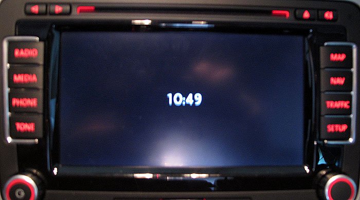 Bei eingeschaltetem RNS 510, mit abgeschaltetem Bildschirm, wird die Zeit eingeblendet (nur bei laufendem Motor)