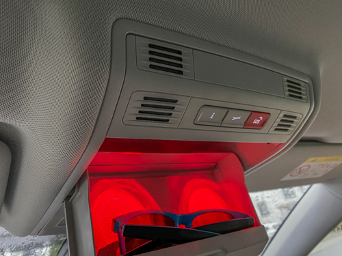 Beleuchtung Brillenfach an der Dachkonsole