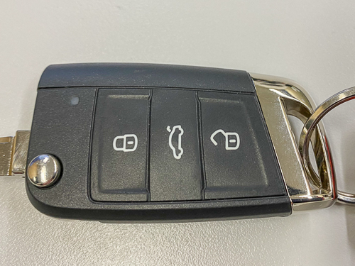 Kunststoffschl&uuml;sselkappe gegen eine aus poliertem Metall getauscht