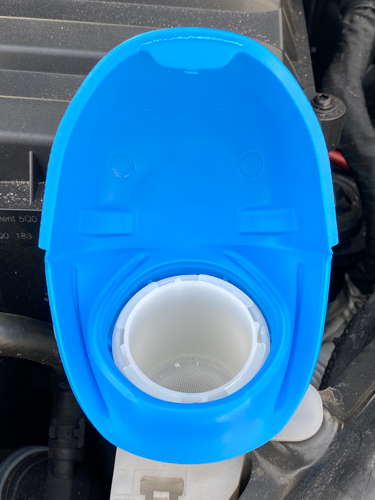 Einen Kunststoffdeckel von Skoda f&uuml;r den Waschwasserbeh&auml;lter